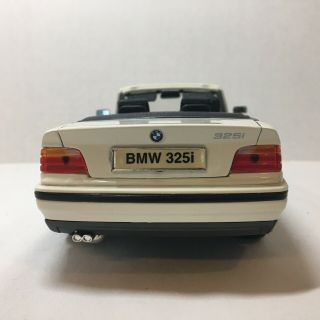 MAISTO 1993 BMW 325i Convertible White 1:18 Diecast Luxury Sports Car 4
