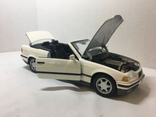 MAISTO 1993 BMW 325i Convertible White 1:18 Diecast Luxury Sports Car 5