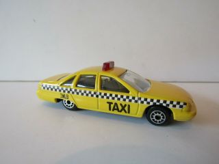 Maisto 1990s Chevrolet Caprice Taxi Cab Yellow " Bubble Era " 1/64 Scale Diecast