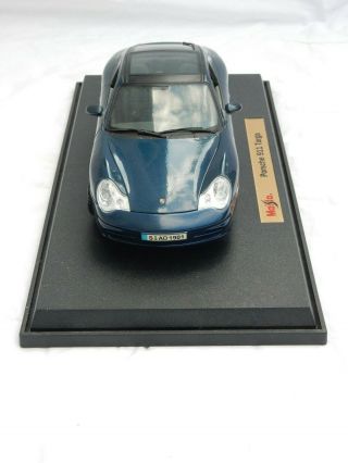 Maisto Porsche 911 Targa 1:18 scale die cast midnight blue on display stand 2