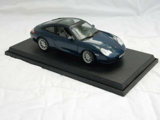 Maisto Porsche 911 Targa 1:18 scale die cast midnight blue on display stand 3