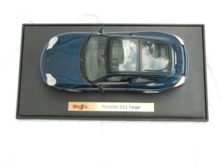 Maisto Porsche 911 Targa 1:18 scale die cast midnight blue on display stand 4