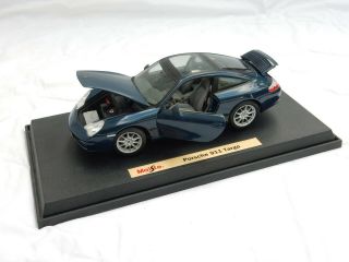 Maisto Porsche 911 Targa 1:18 scale die cast midnight blue on display stand 5