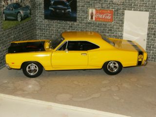 1969 Dodge Coronet Bee 1:24 Diecast Model Car Yellow/black Motor Max