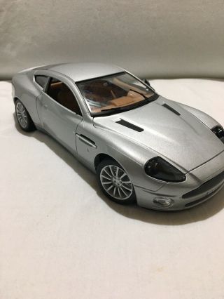 Burago 1/18 Scale Diecast - 34063 - Aston Martin Vanquish - Silver Loose 4 Parts