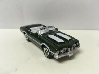 1972 72 Olds Oldsmobile Cutlass 442 Collectible 1/64 Scale Diecast Diorama Model