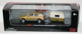 Malibu International 1:87 Porsche Cayenne Turbo W/ Caravan Diecast