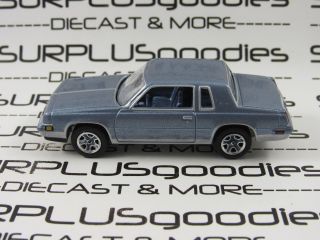 Johnny Lightning 1:64 Loose Blu 1983 Oldsmobile Olds Cutlass Supreme Diorama Car