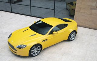 2005 Hot Wheels FE Realistix Aston Martin V8 Vantage Coupe Yellow 11 1/64 4