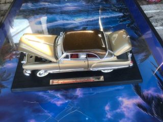 Road Legends 1949 Cadillac Coupe Deville Convertible 1:18 Scale Diecast Car Gold
