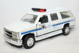 Road Champs 1:43 Scale 1995 Chevrolet Suburban St.  Louis Metro Police - Loose