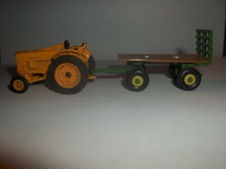 John Deere 620 Tractor And Hay Wagon - 1/64 Scale (ref 45)