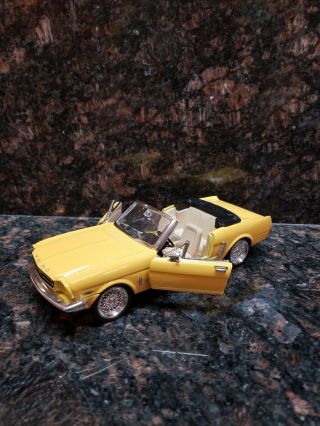 Sunnyside 1964 - 1/2 White Ford Mustang Convertible Ss7711.  1:24 Scale