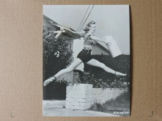 Vera - Ellen Leaping Dw Leggy Candid Portrait Photo 1945 Wonder Man