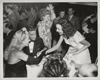 Lana Turner And Jennifer Jones Greet Each Other 1944 Press Photo