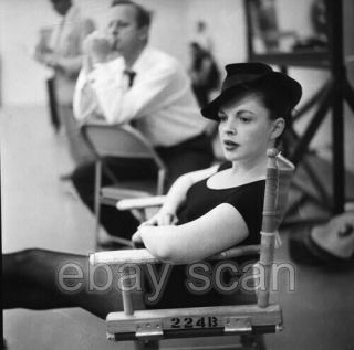 Judy Garland Leggy Taking A Break 8x10 Photo Y