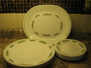 17 Piece Set Of Corelle Ware In The Winter Holly Pattern