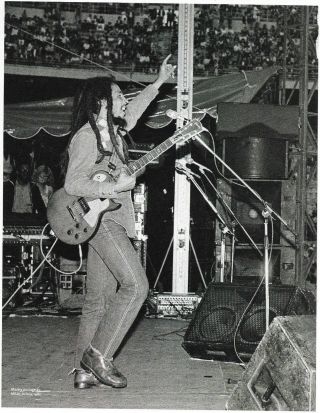 Bob Marley Milan 1980 With Gibson Les Paul Junior Guitar 8 X 11 B/w Pin - Up Photo