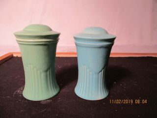 Estate Universal Potteries Holiday House Salt And Pepper - Green And Blue