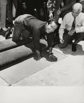 Jack Nicholson Leaving Handprints In Cement 1974 Press Photo