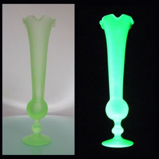 Vintage Green Uranium Vaseline Swirled Glass Vase 10 " Ruffled Rim