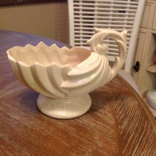 Vintage Mccoy 1940 - 1960 Pottery Off White Sea Shell With Handle Planter