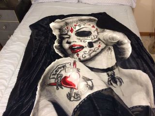 Marilyn Monroe Zombie Bombshell Sherpa Blanket Throw Very Soft