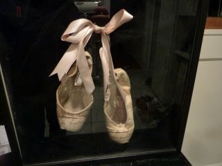 Neve Campbell Personally Owned Ballet Shoes Signed Phantom Of The Opera In Case