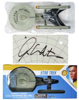 William Shatner Signed Diamond Select Star Trek U.  S.  S.  Starship Enterprise - Ss