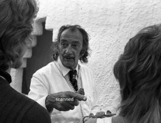 Salvador Dali Striking In Conversation Rare Candid 8x10 Photograph