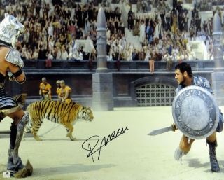 Russell Crowe Signed Autographed 16x20 Photo Gladiator Fighting W/sword Gv834403