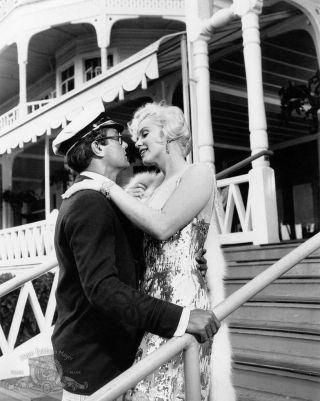 Tony Curtis And Marilyn Monroe In Love On The Stairs 8x10 Photo Print