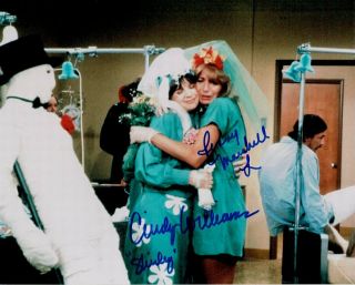 Penny Marshall Cindy Williams Dual Signed 8x10 Photo Laverne & Shirley Hugs Jsa
