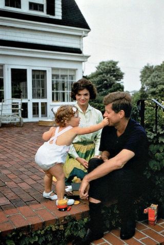 Jackie Kennedy With John F Kennedy And Caroline Kennedy Haooy Family 8x10 Photo