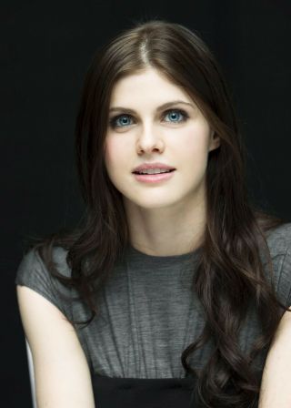 A Alexandra Daddario Smiling With Loose Hair 8x10 Picture Celebrity Print
