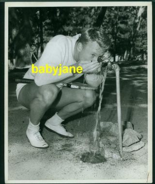 Van Johnson Vintage 8x10 Photo 1946 Candid In Tennis Shorts Drinking Water