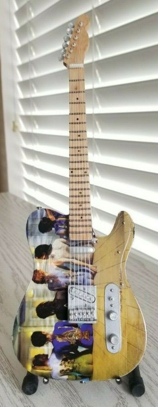 Pink Floyd The Best Miniature Tribute Guitar With Stand - Mca 109