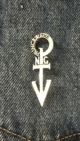 Vtg Prince & Npg Pin Badge Poker Metal 90 