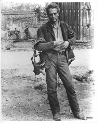 Butch Cassidy And The Sundance Kid 8x10 Photo Paul Newman Holding Gunbelts