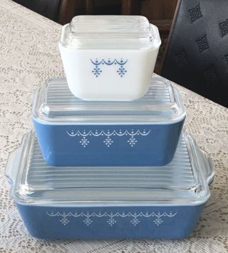 Set Of 3 Snowflake Blue Garland Pyrex Refrigerator Dishes With Lids 501 502 503