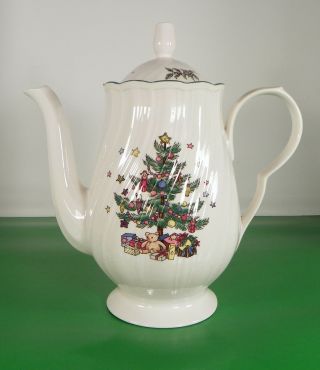 Nikko Happy Holidays Coffee Pot With Lid 5 - Cup Christmas Tree Presents Pattern