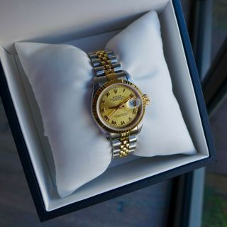 A STUNNING 2001 LADIES ROLEX OYSTER PERPETUAL DATEJUST STEEL & GOLD SERVICED 2