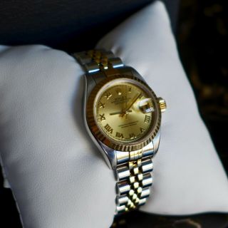 A STUNNING 2001 LADIES ROLEX OYSTER PERPETUAL DATEJUST STEEL & GOLD SERVICED 3