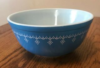 Pyrex Blue & White Snowflake Garland 2 1/2 Quart Bowl 403