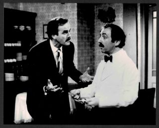 1975 John Cleese,  Andrew Sachs In " Fawlty Towers " Bbc2 - Tv Media Release 8x10,  Mt