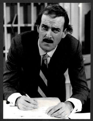 1975 John Cleese On " Fawlty Towers " Premier Episode,  Bbc2 - Tv Media Release 6x8