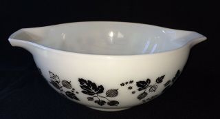 Pyrex Gooseberry Black On White Cinderella 443 Mixing Bowl 2.  5 Qt Quart Vintage