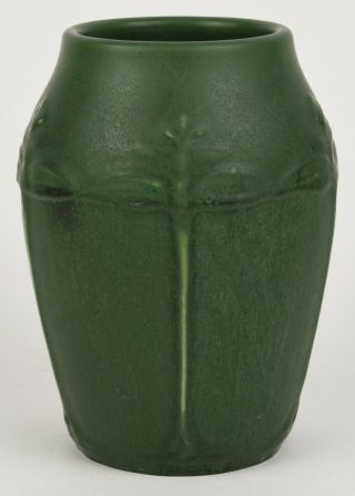 HAMPSHIRE POTTERY MATTE GREEN ARTS AND CRAFTS VASE DECORATED WITH FLOWERS 2