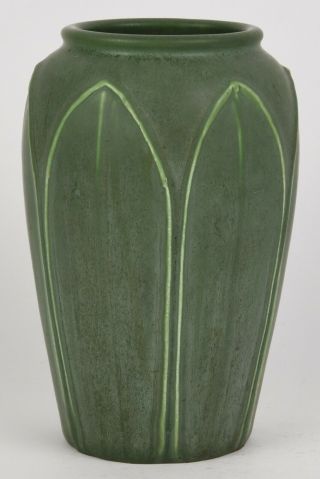 HAMPSHIRE POTTERY MATTE GREEN ARTS AND CRAFTS VASE DECORATED WITH LEAVES 2