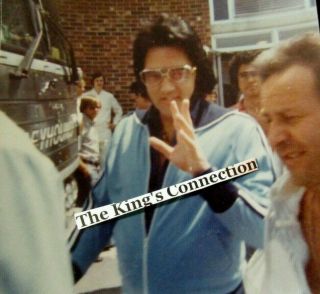 Photo Unseen Elvis August 3rd,  1976 Roanoke,  Virginia Waving At Camera